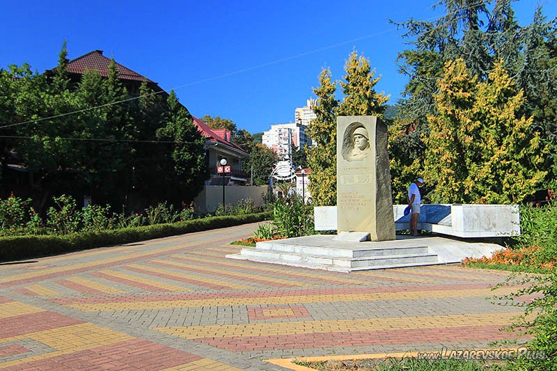 Памятник Солдату-победителю в горпарке Лазаревского.