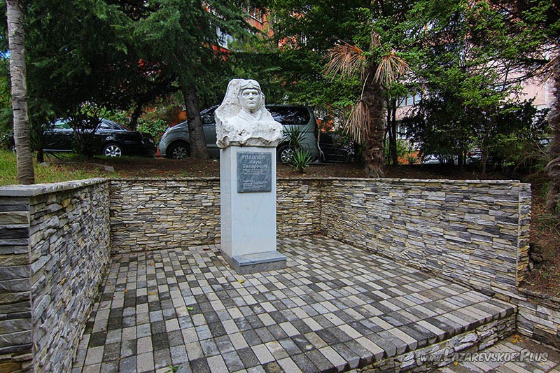 Памятник лётчику Науму Павлову в Лазаревском.