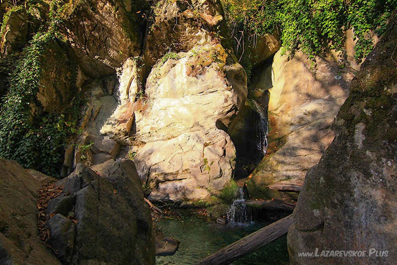 Водопад Адам и Ева в Свирском ущелье.