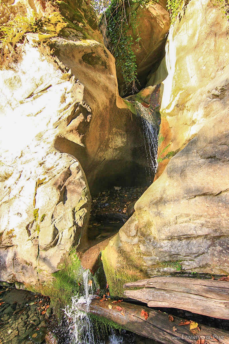 Водопад словно спрятан в в скале.