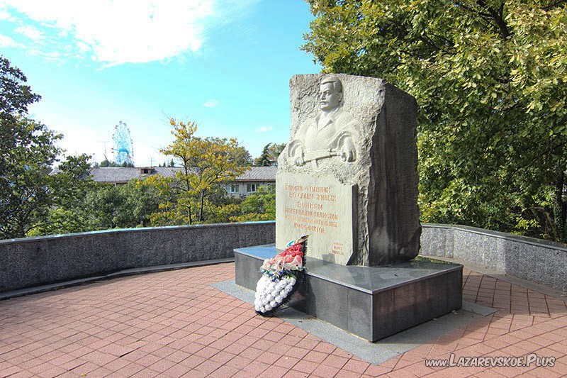 Памятник войнам-интернационалистам в Лазаревском.