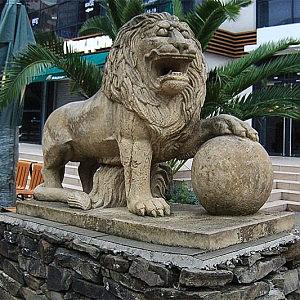 Скульптуры львов