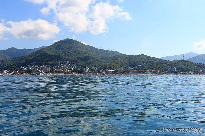 Вид на Лысую гору и Лазаревское со стороны моря.