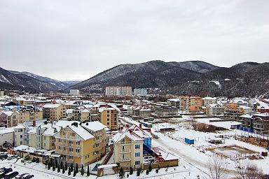 Вид на частные гостиницы и горы. Лазаревское, зима 2015 год