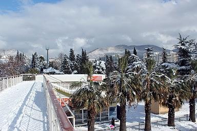 Вид с виадука на заснеженный Лазаревское и горы. Зима 2012 год