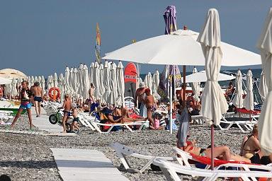 Зонтики и дорожки, центральный пляж. Лазаревское 2020
