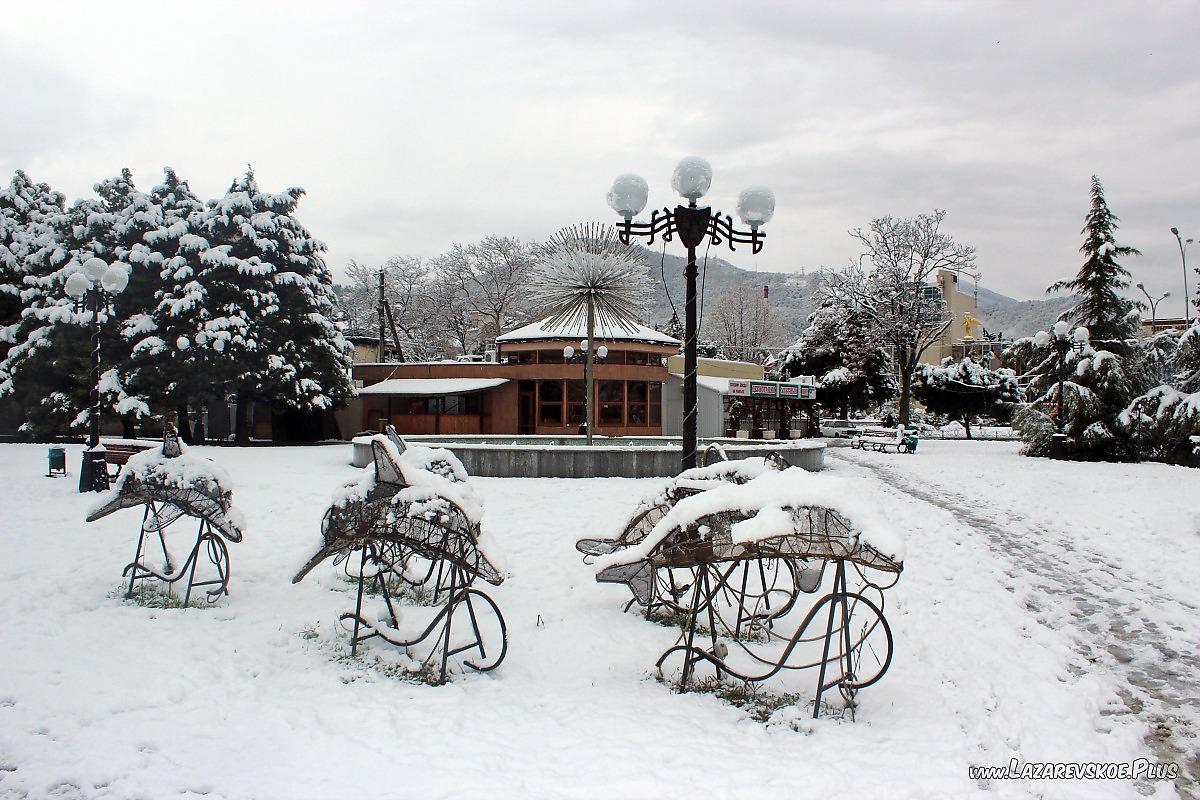 Фонтан "Одуванчик" и дельфинчики. Лазаревское, зима 2012 года