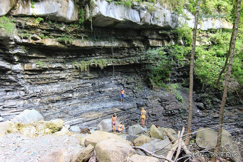 Скалы у водопада Игристого