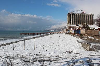 Пляж и строящийся ЖК Сан Марина. Лазаревское, зима 2012 год