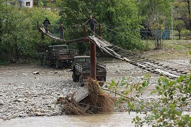 Попытка перейти через висячий мост у аула Хаджико. Наводнение, октябрь 2018