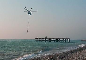 Вертолёт набрал воду для тушения пожара на Лысой горе. Лазаревское, ноябрь 2015
