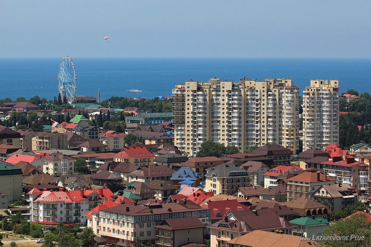 Лазаревское, море, колесо обозрения, ЖК Корал Хаус. 2020 год.