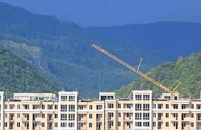Горы и строящийся жилой комплекс.  Лазаревское 2020