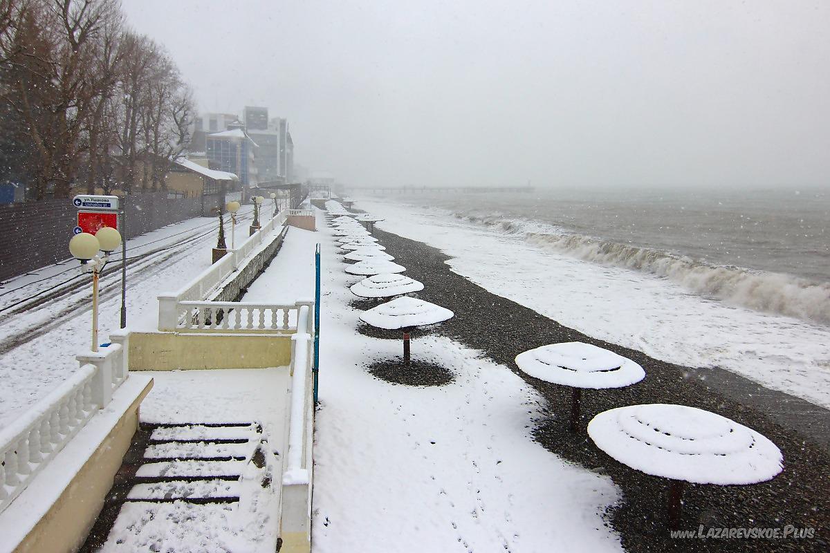 Центральная набережная и пляж. Лазаревское, зима 2015 год