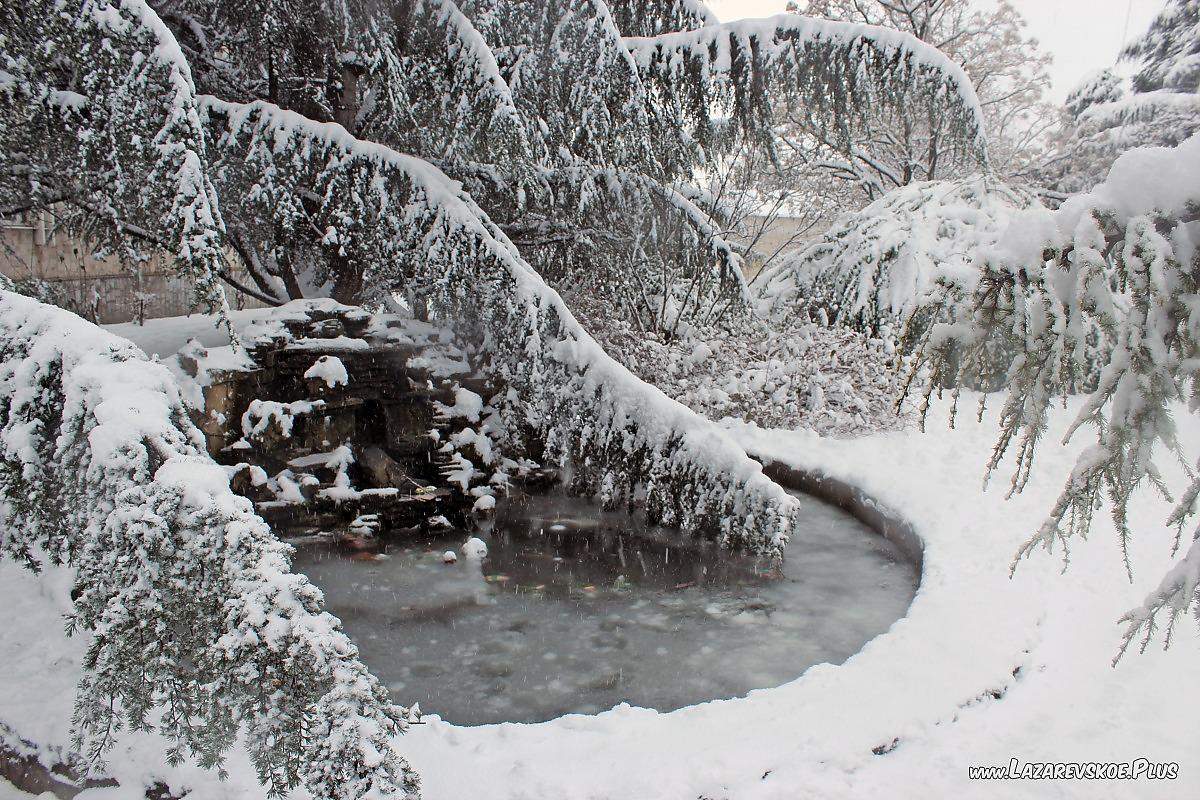 Водоём в сквере у кинотеатра "Восход". Лазаревское, зима 2012 года