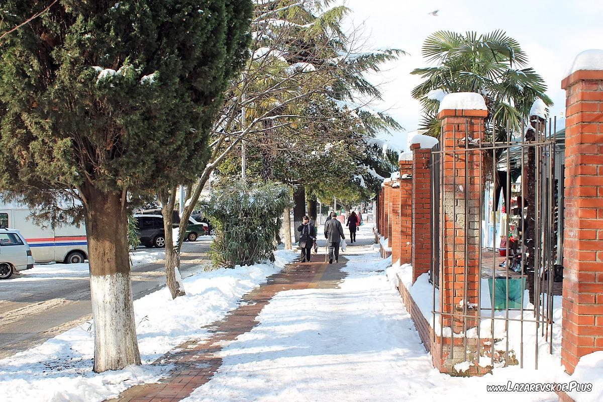 Улица Победы. У рынка ТВС. Лазаревское, зима 2012 год