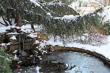 Водоём в сквере у кинотеатра "Восход". Лазаревское, зима 2012 год