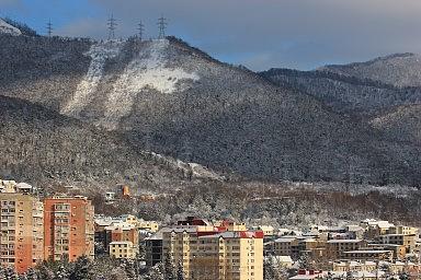 Вид на заснеженную Лысую гору. Лазаревское, зима 2016