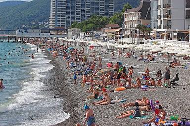 Центральный пляж Лазаревского в конце июня 2020 года