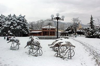 Фонтан "Одуванчик" и дельфинчики. Лазаревское, зима 2012 года