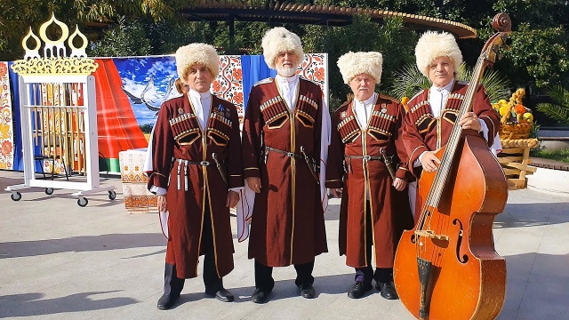 Лазаревское - город мастеров. Ярмарка на Центральной площади с песнями и плясками