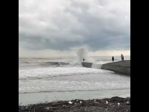 В Сочи волна снесла мальчика с буны во время шторма 04.06.21