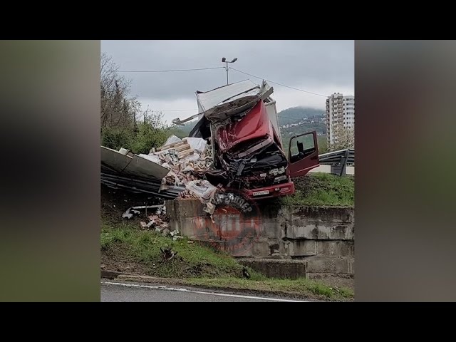 В Сочи фура слетела с трассы на Мамайском перевале, пострадали двое