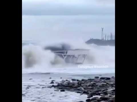 В Сочи штормом смыло в море пляжное кафе 14.10.21