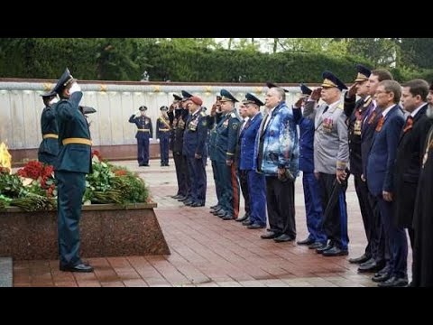 Жители Сочи возлагают цветы к братским могилам, одиночным захоронениям и объектам военной истории