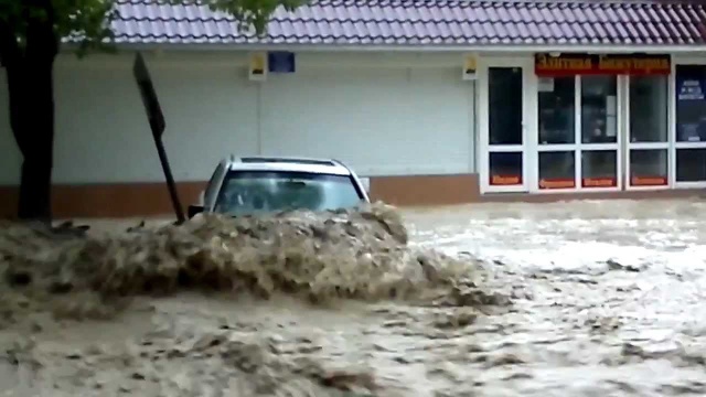 Лазаревское мерс в воде.mp4