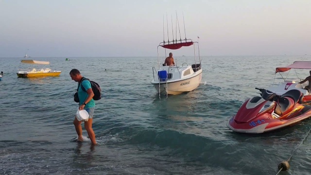 Сказочный вечер на пляже "Морской бриз" в Лазаревском. Жара спала, но море теплое. 5 августа 2021