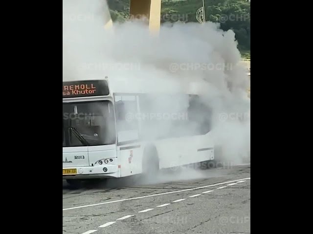 В аэропорту Сочи загорелся рейсовый автобус 105-го маршрута