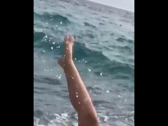 В Сочи в море смыло беззаботную отдыхающую