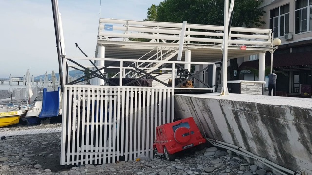 Лазаревское, Сочи. Утро на пляже "Калипсо". Воздух  t + 19°C, вода  t + 17°C. 29 мая 2021