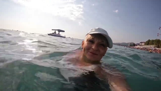 Мама с сыном купается в море