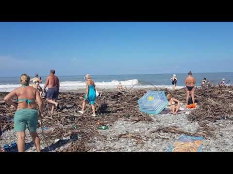 Сочи, Лазаревское - пляжи ЗАВАЛИЛО, ШТОРМ! Последствия УРАГАНА на море. Шарик ушел гулять.06.07.2021