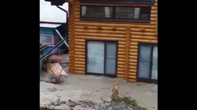 В Лазаревском районе потоком горной реки подтопило дома и смыло дорогу (29.11.2018)