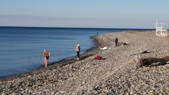 Купаются на пляже "Рыбацкого поселка" в Лазаревском! Море t +19°C, но прохладно. 23 октября 2021