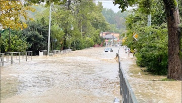 Утром затопило Вардане, Лазаревский район Сочи. Федеральная трасса перекрыта