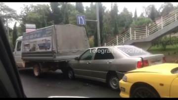 В Сочи не вписавшийся в поворот BMW протаранил три машины на обочине улицы Параллельной