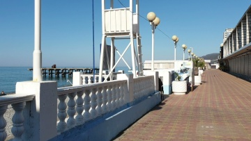 Лазаревское, пляж и набережная "Гренада". Купаются и гуляют в солнечный день, t +18&deg;C. 29.10.2021