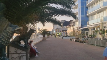 Лазаревское. Набережная. Сколько людей на отдыхе? Романтичное море 19 октября 2022