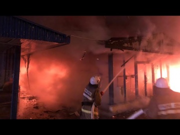В Сочи произошел крупный пожар на одном из рынков