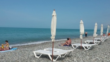 Лазаревское. Летняя погода. Люди купаются и загорают. 8 июня 2022 год