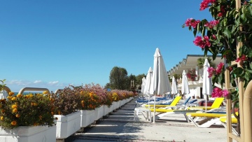 МОРЕ и НЕБО цвета ЛЕТА!!! Потеплело, t + 21&deg;C. Спорт-пляж и пляж "Одиссея" в Лазаревском. 22.10.2021