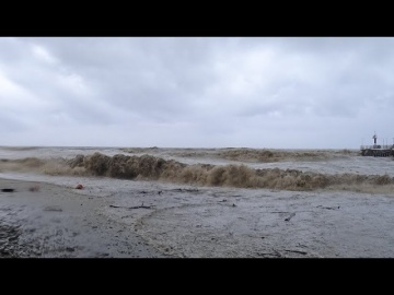 Лазаревское 5 июля. Море штормит. Псезуапсе разлилась