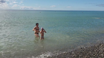 Дождались "Бархатного сезона"! Тепло, t + 21&deg;C. Купаются на пляже "Одиссея" в Лазаревском
