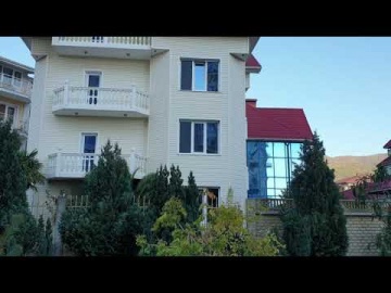 Прогулка по улице Согласия в Лазаревском. Вокруг зелень, цветы. Скоро зацветет мушмула. 20.10.2021