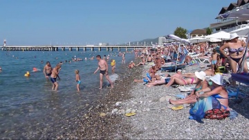 Лазаревское днем на пляже