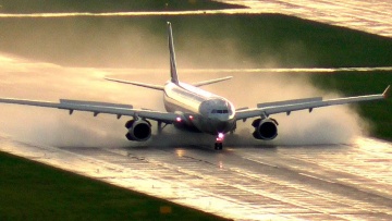 Посадка самолета после ливня в Сочи